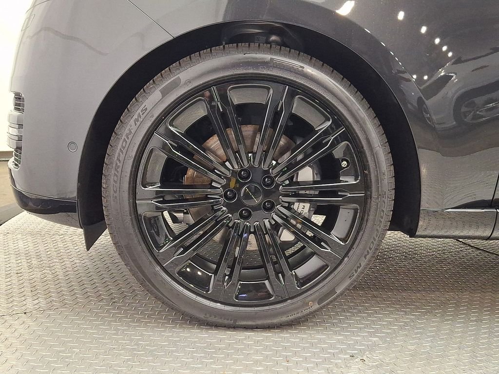 New 2026 Carpathian Grey Land Rover SE image 5