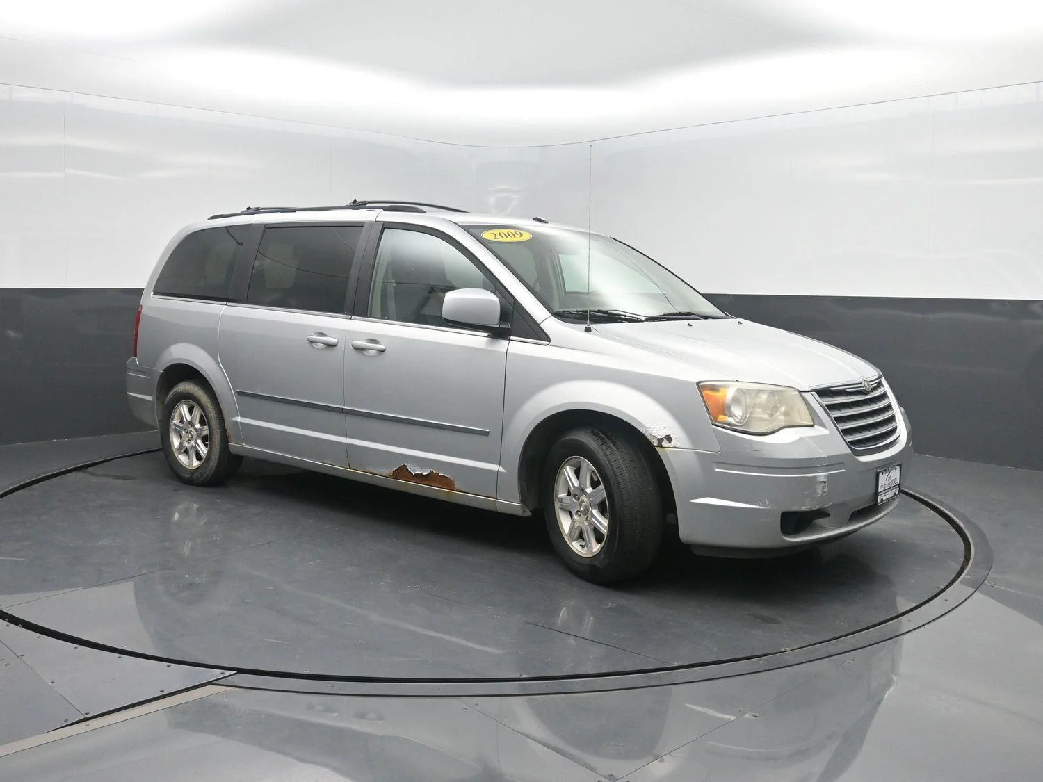 Used 2009 Bright Silver Metallic Chrysler Touring image 4