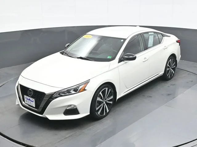 Used 2022 White Nissan 2.5 SR image 13