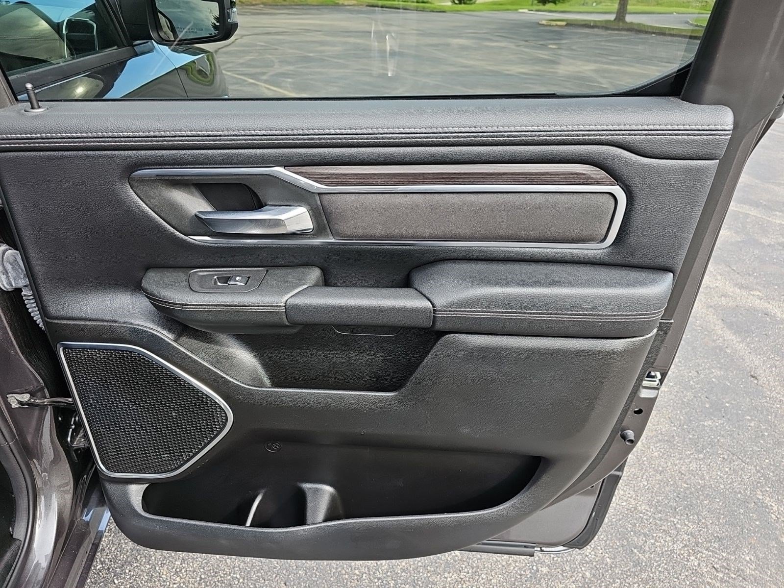 Certified Used 2025 Granite Crystal Metallic Clearcoat Ram Laramie image 15