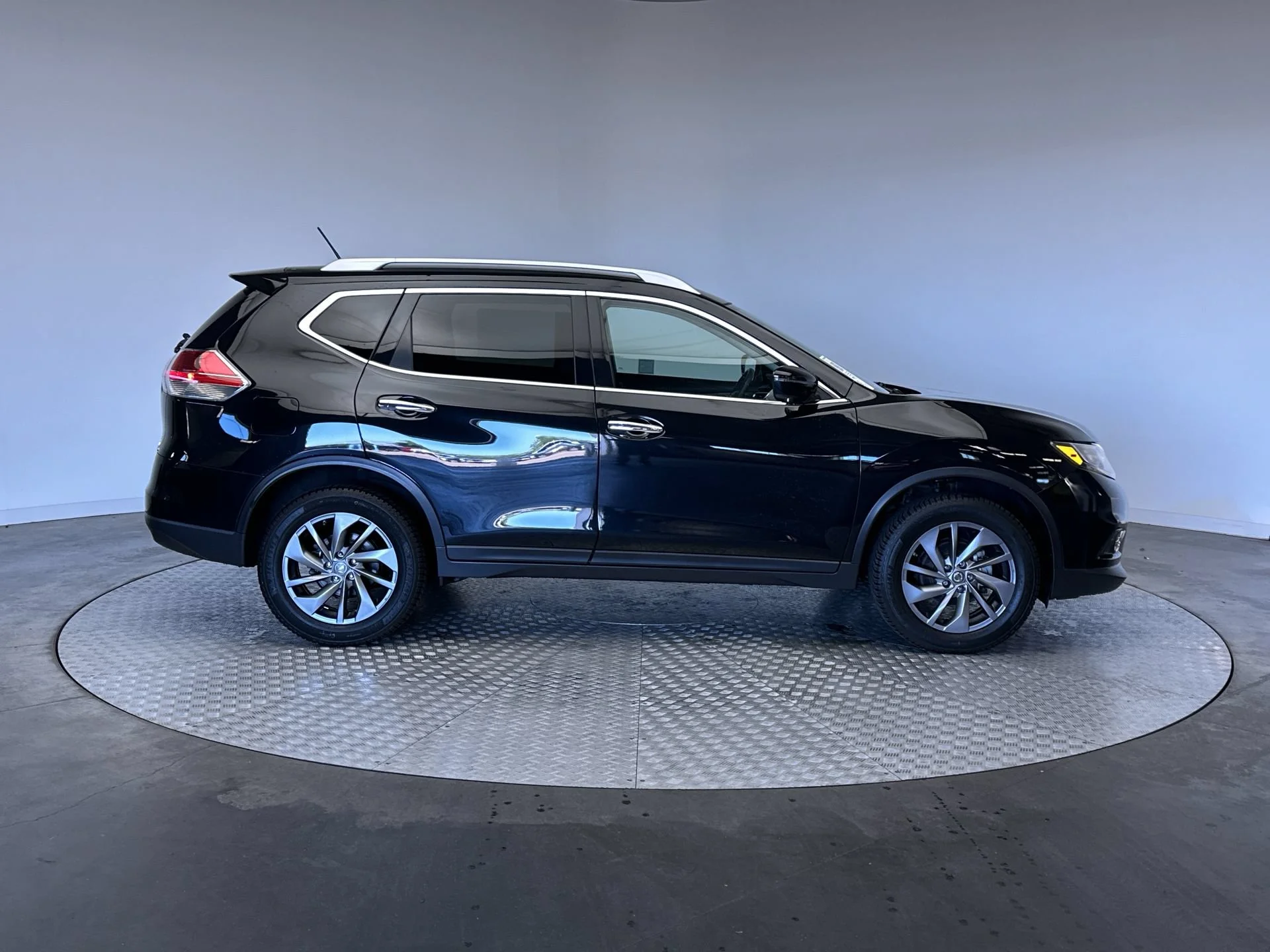 Used 2016 Magnetic Black Nissan SL image 10