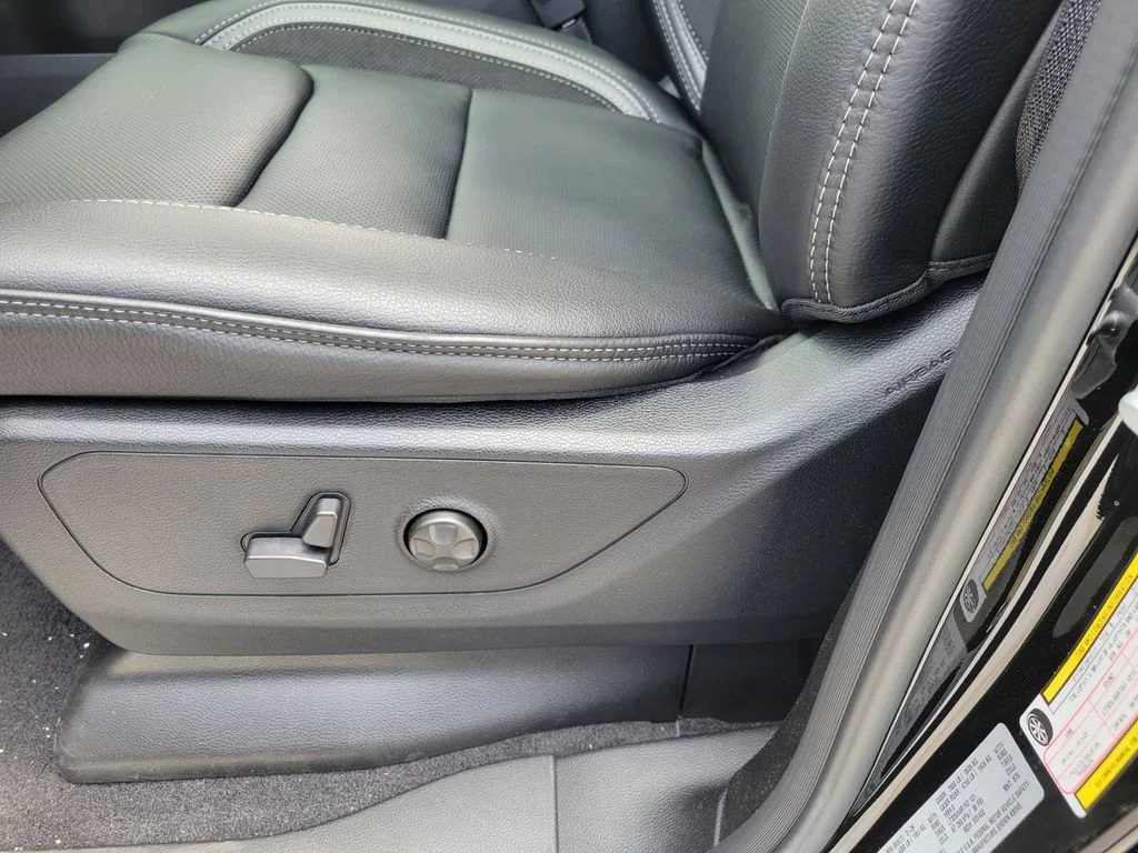 New 2026 Diamond Black Crystal Pearl-Coat Exterior Paint RAM RHO image 18