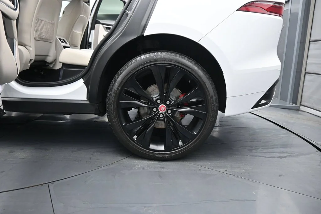 Used 2023  Jaguar P400 R-Dynamic S image 17