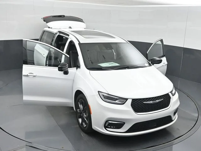 New 2026 Bright White Clear-Coat Exterior Paint Chrysler Limited image 56
