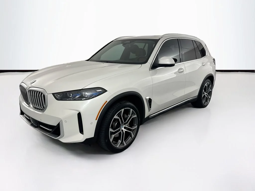 Used 2025 White BMW sDrive40i image 1