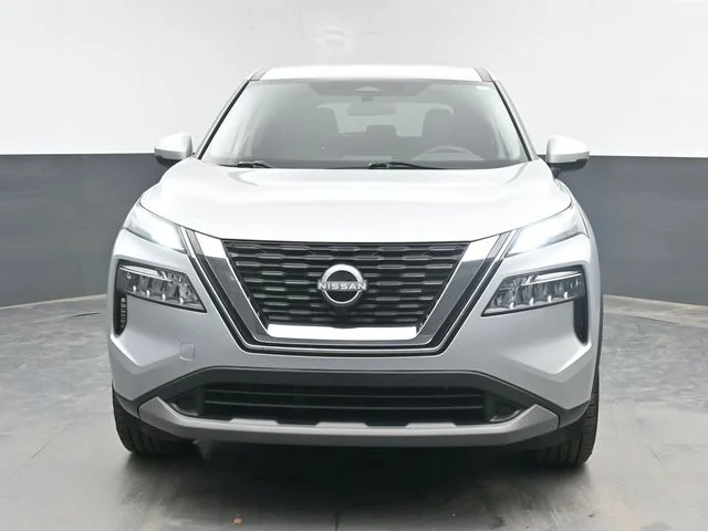 Used 2022 Silver Nissan SV image 2