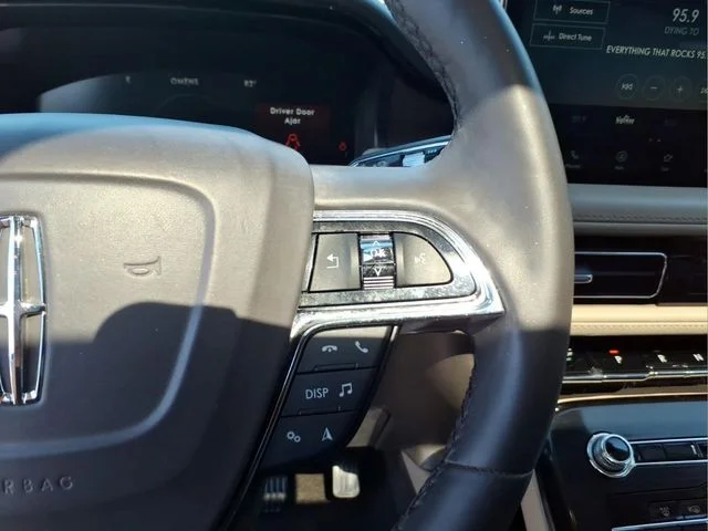 Used 2023 White Lincoln Reserve image 21