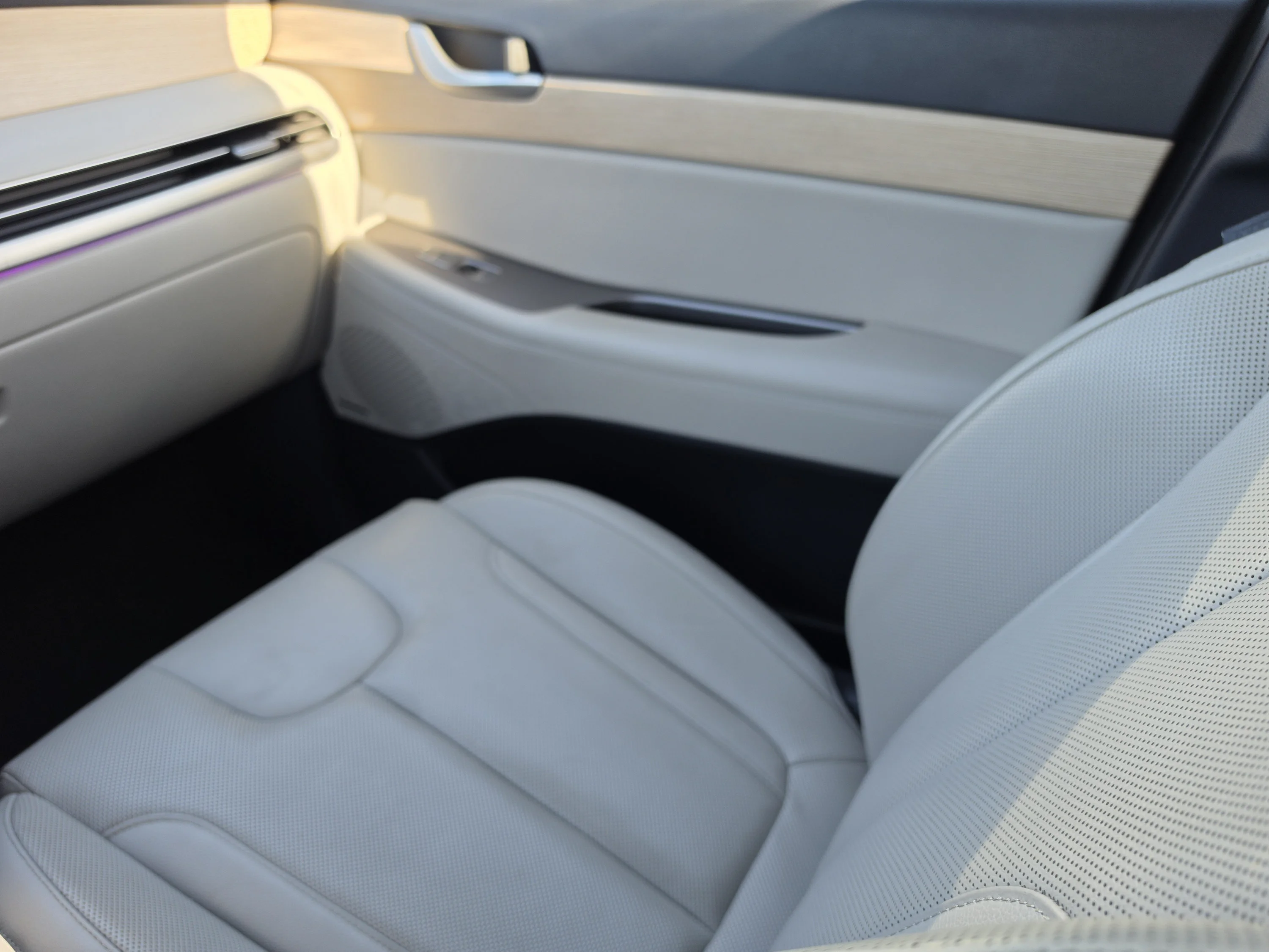 Used 2024 Moonlight Cloud Hyundai Limited image 21