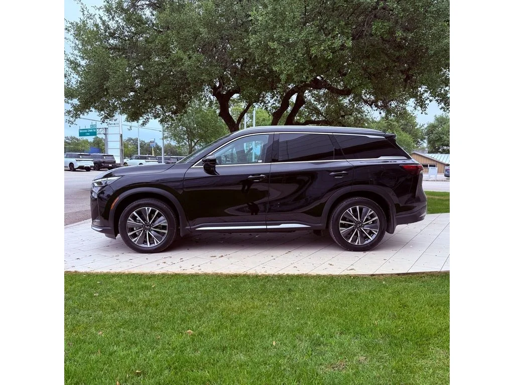 New 2026 Mineral Black INFINITI Luxe FWD image 6