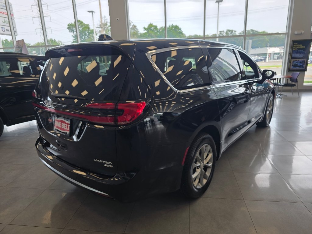 New 2027 Diamond Black Crystal Pearl-Coat Exterior Paint Chrysler Limited image 12