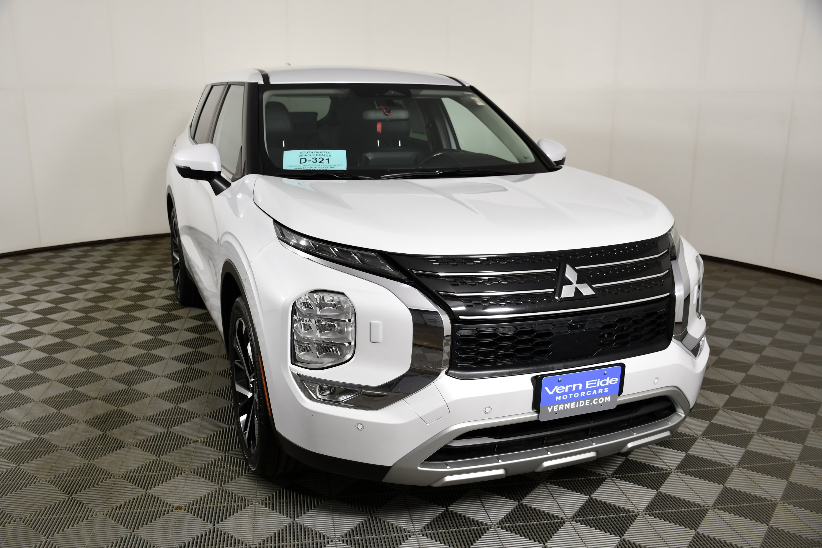 Certified Used 2022 White Diamond Mitsubishi SE image 3