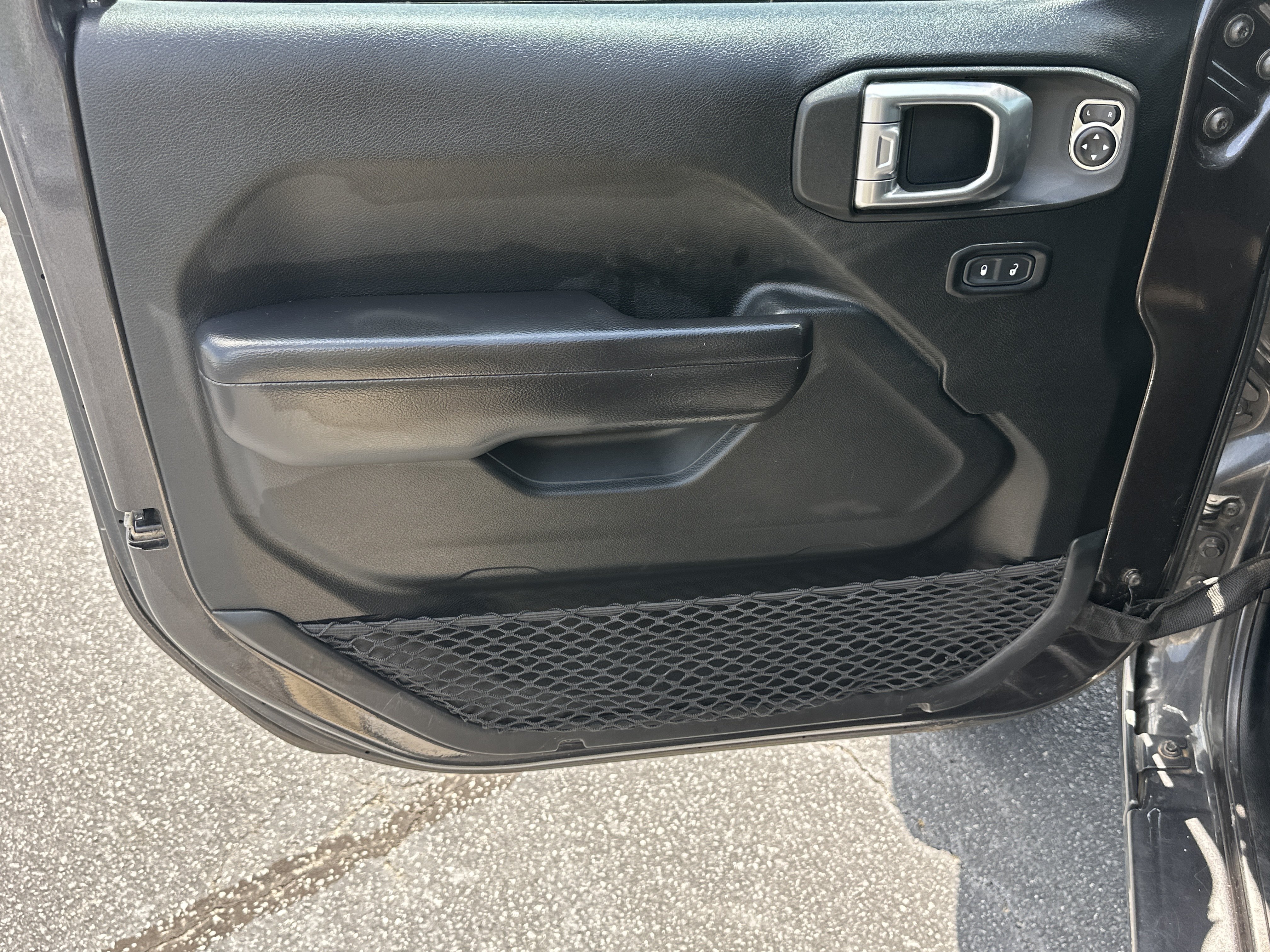 Used 2020 Granite Crystal Metallic Clearcoat Jeep Sport S image 11