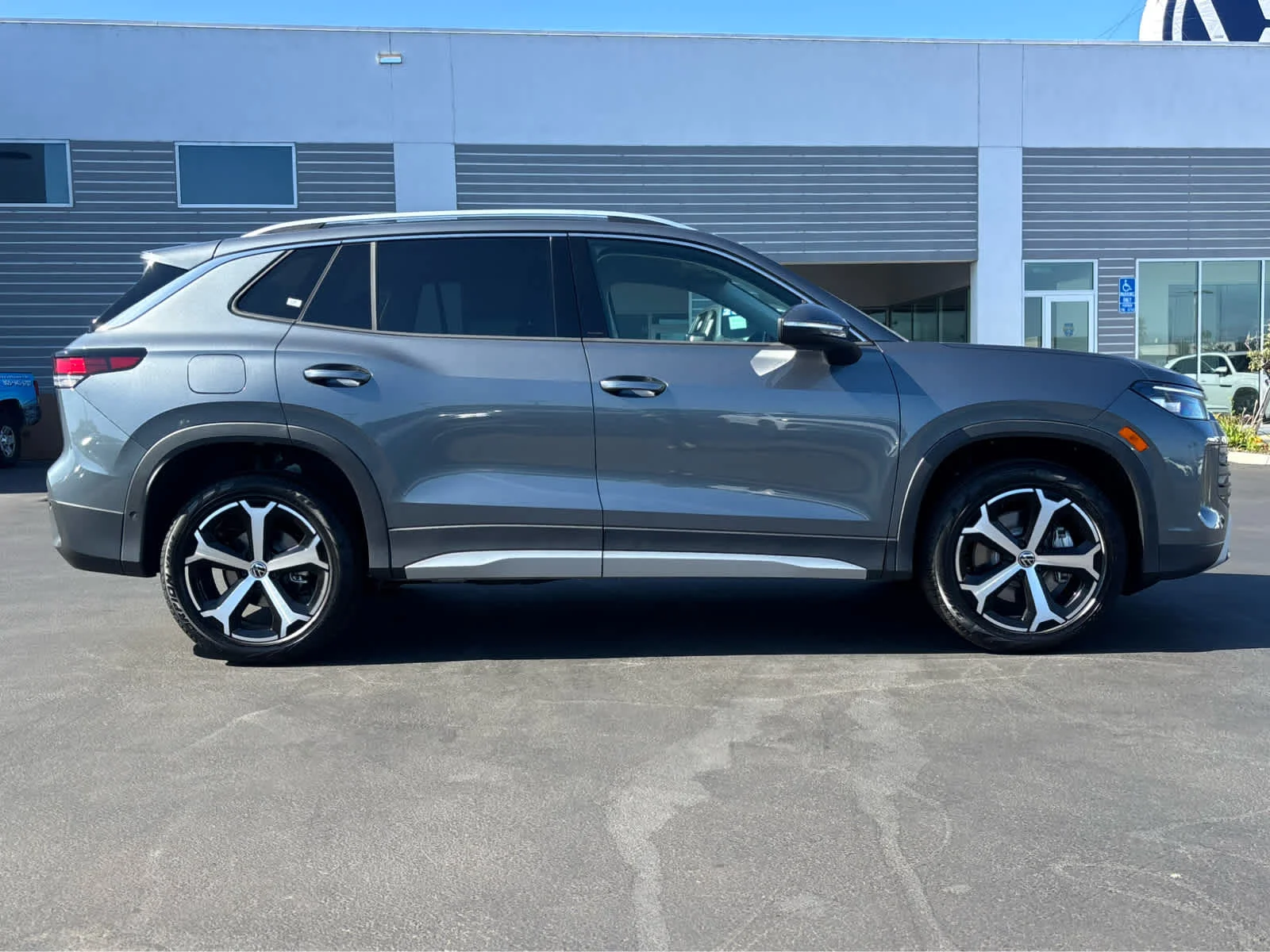 New 2026 PLATINUM GRAY Volkswagen SE image 2