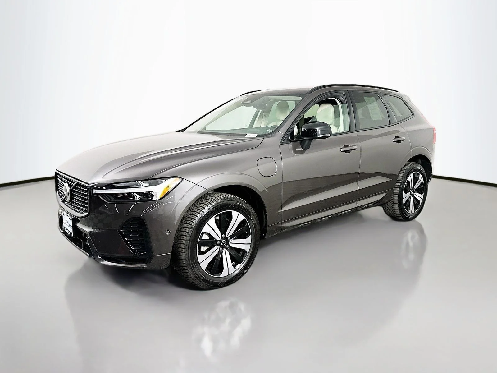 Used 2023 Gray Volvo T8 Plus Dark Theme image 3