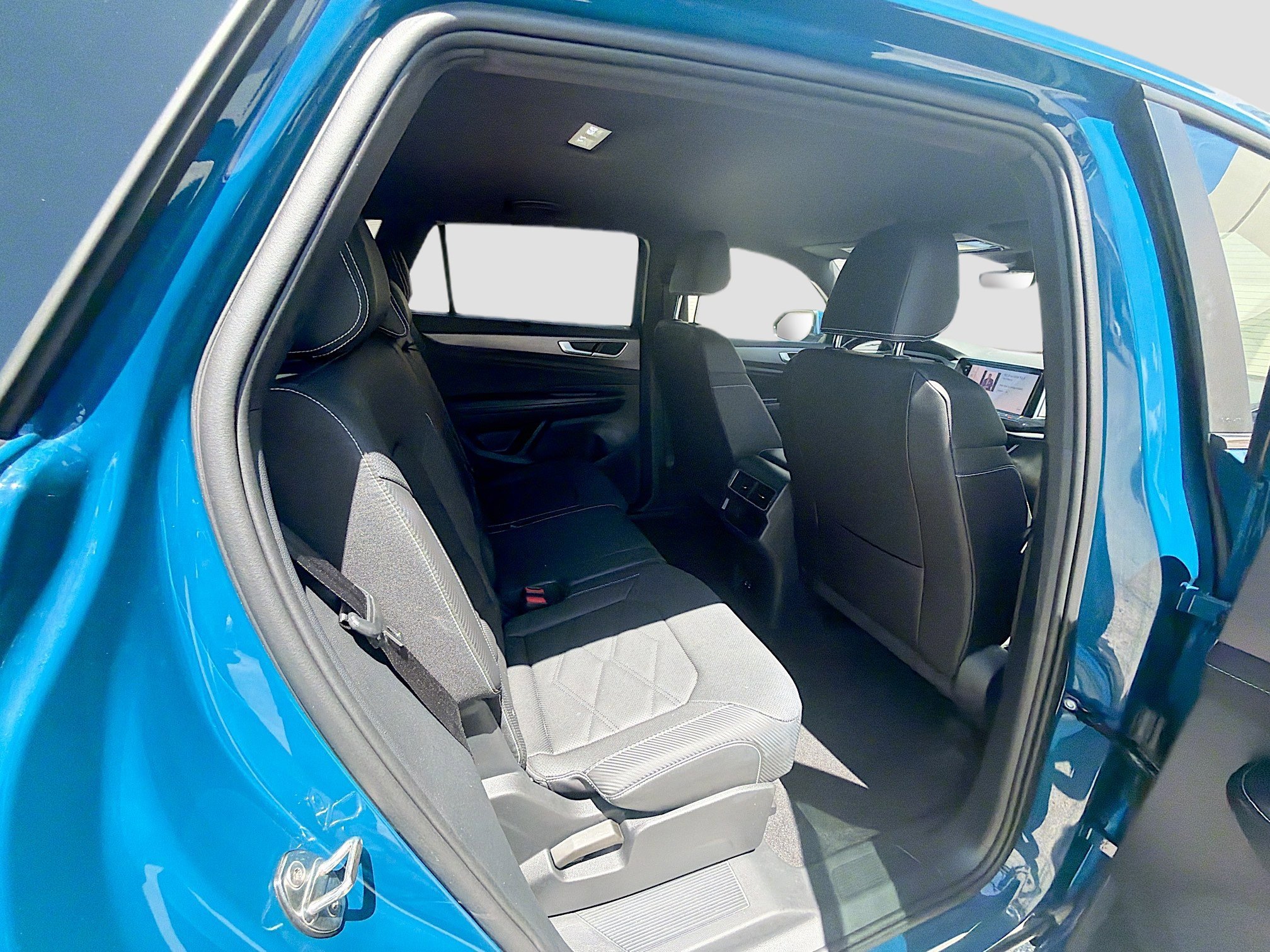 Used 2025 Blue Volkswagen 2.0T SE w/Technology image 28