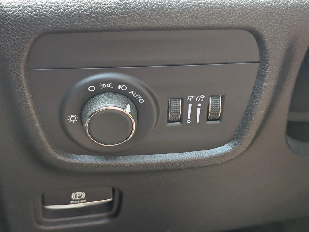 Used 2025 Black Jeep Altitude X image 22