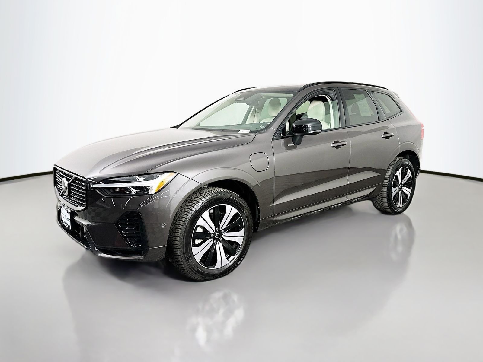 Used 2023  Volvo T8 Plus Dark Theme image 3