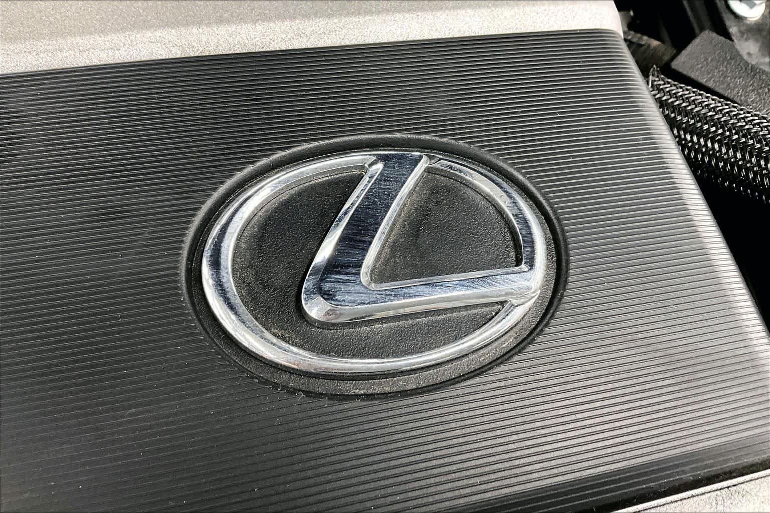 Used 2019 Atomic Silver Lexus  image 32