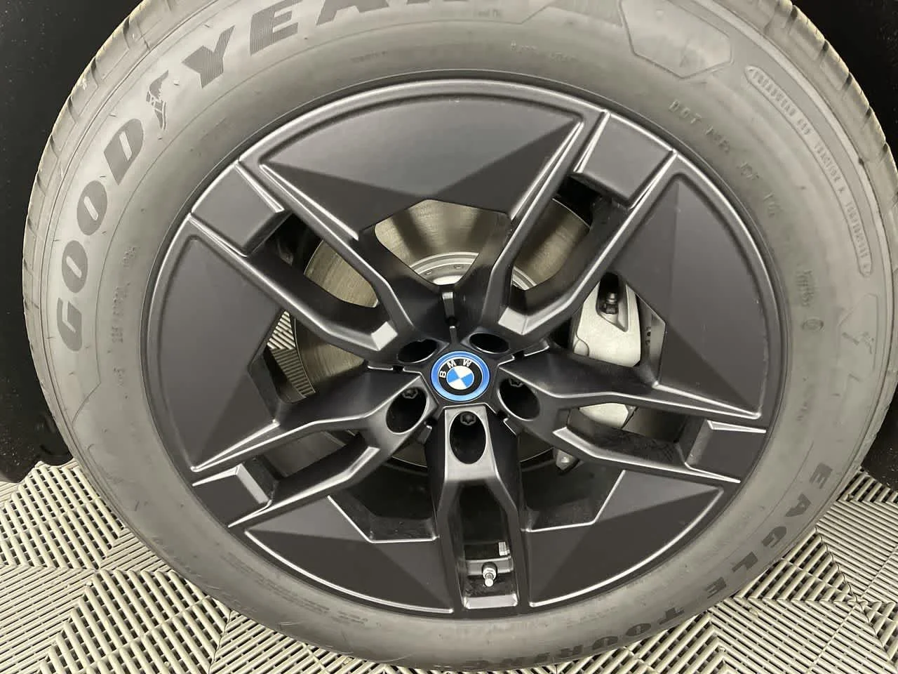 Used 2024 Black Sapphire Metallic BMW xDrive50 image 8