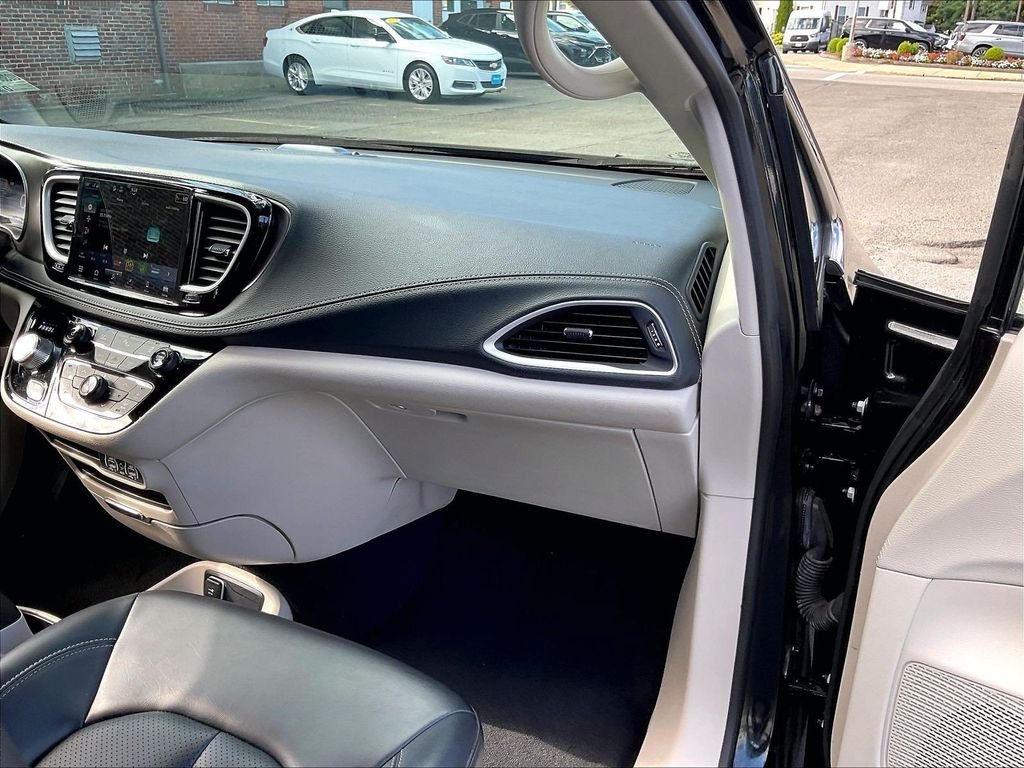 Used 2023 Black Chrysler Touring L image 13