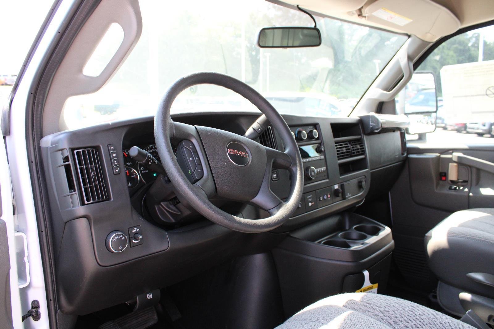 New 2025 Summit White GMC 1WT image 17