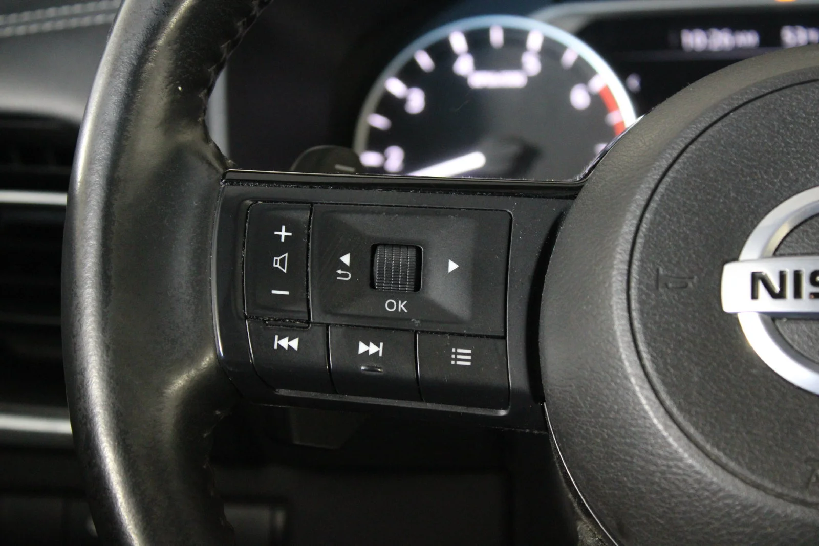 Used 2021 White Nissan SV image 30