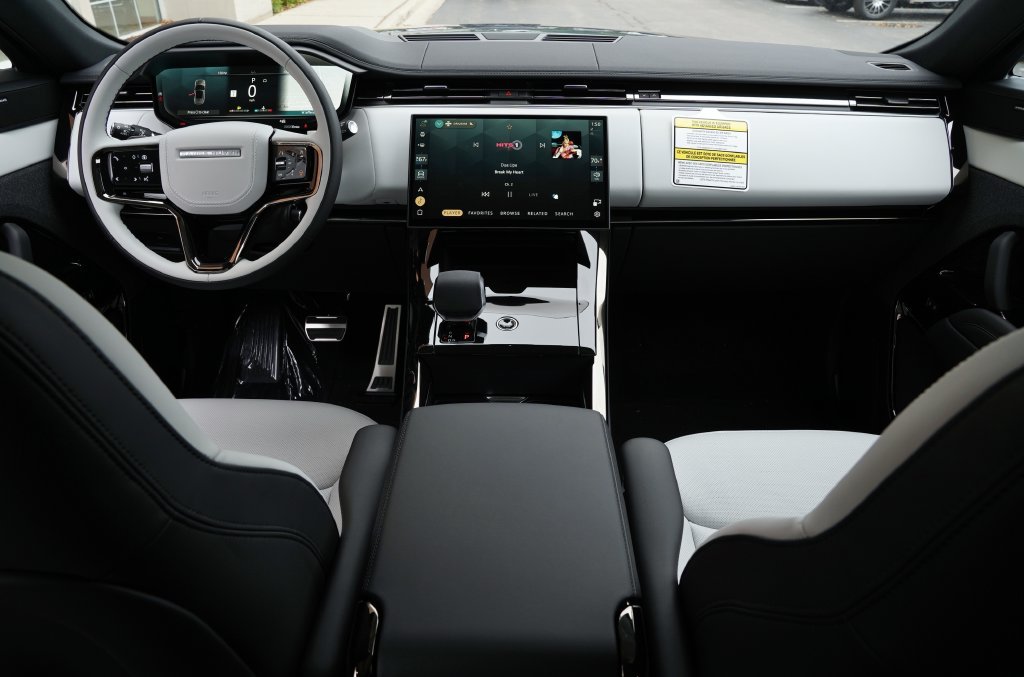 New 2027 Giola Green Land Rover Dynamic SE image 9