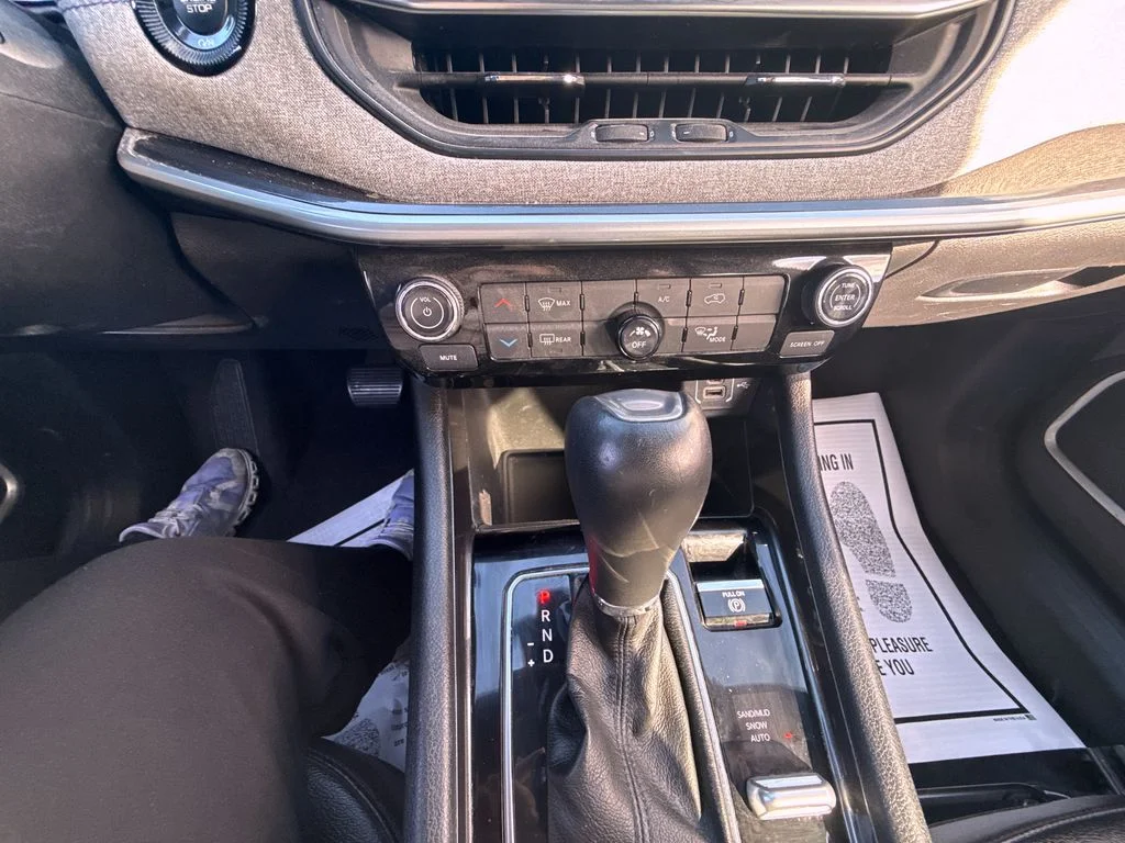Used 2024 White Jeep Latitude image 25