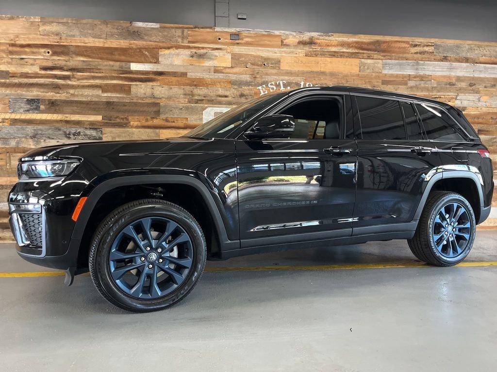 New 2026 Diamond Black Crystal Pearl-Coat Exterior Paint Jeep 85th Anniversary image 14