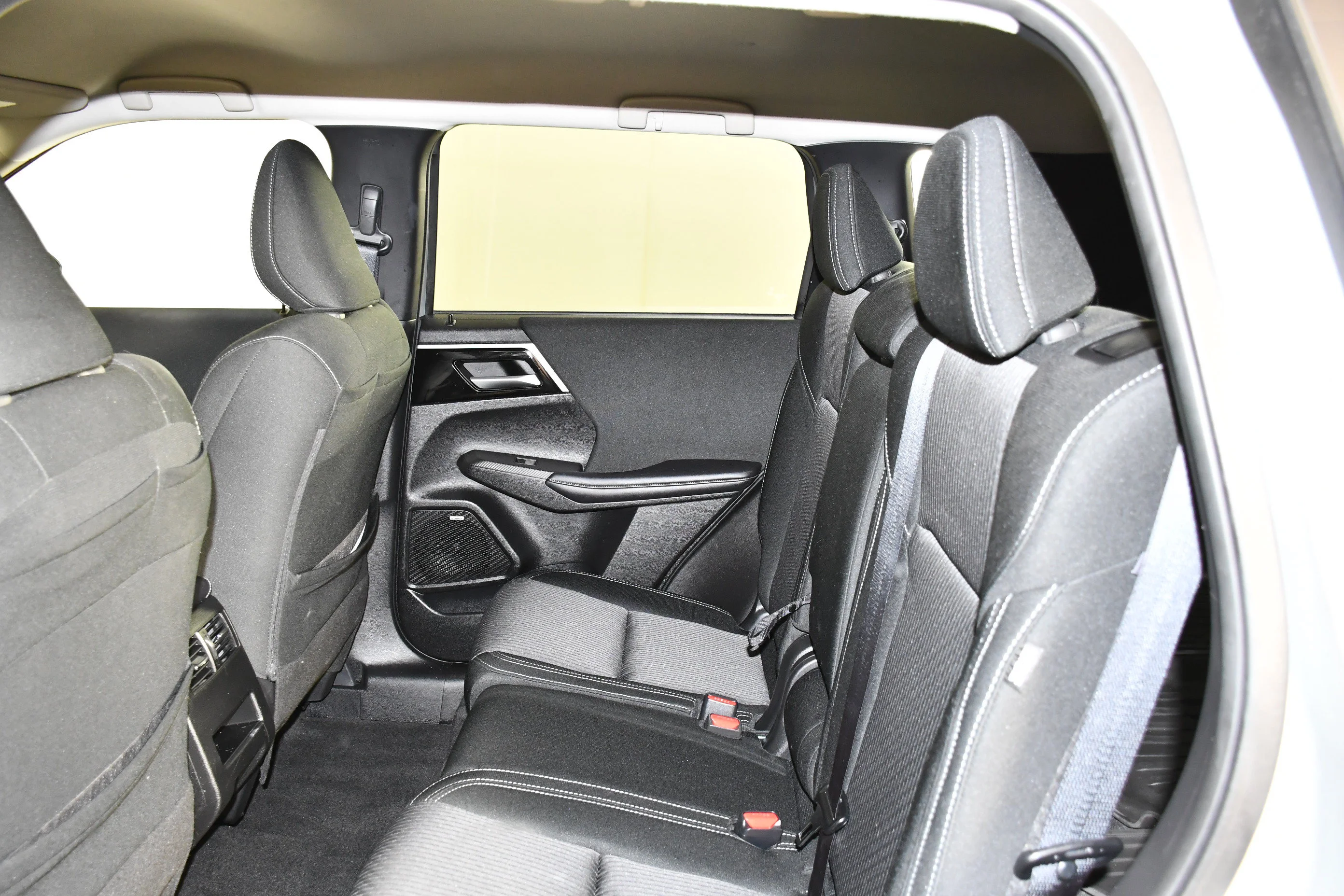Used 2025 Silver Mitsubishi ES image 28