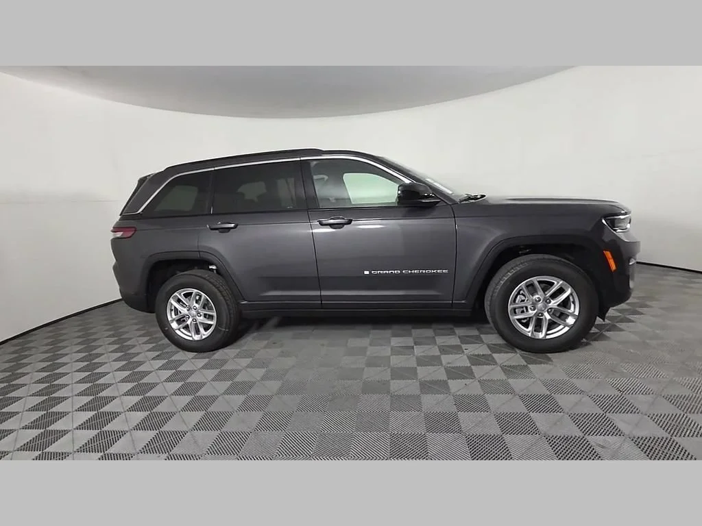 New 2026 Baltic Gray Metallic Clear-Coat Exterior Paint Jeep Laredo image 28