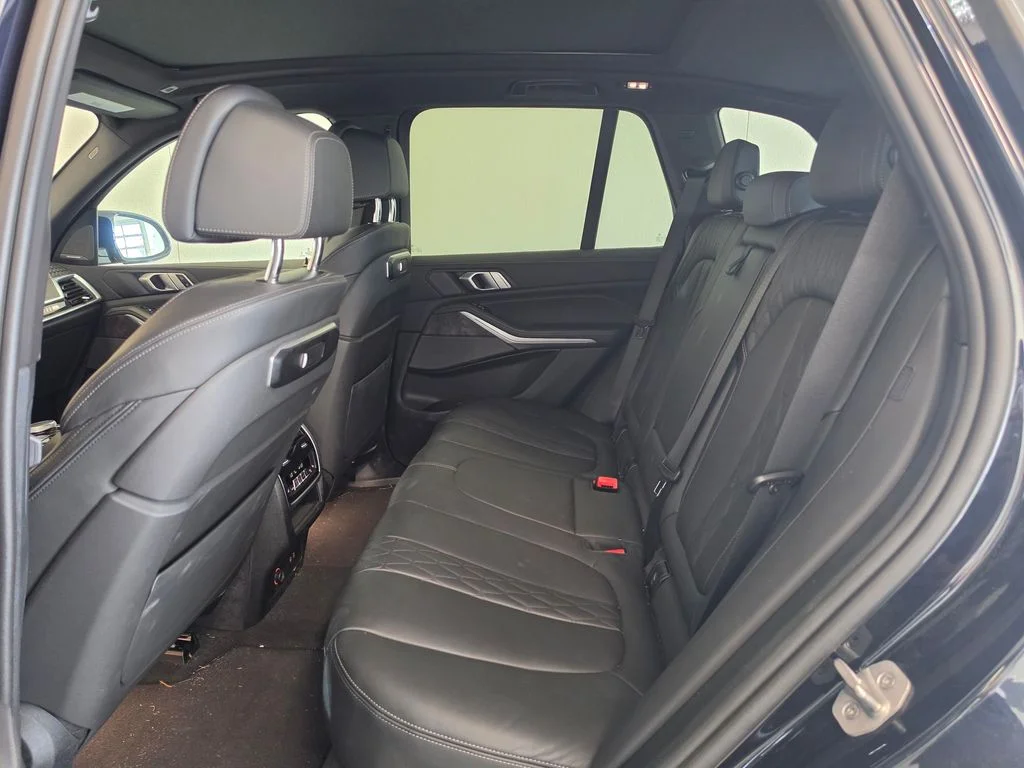Used 2025 Black BMW M60i image 12