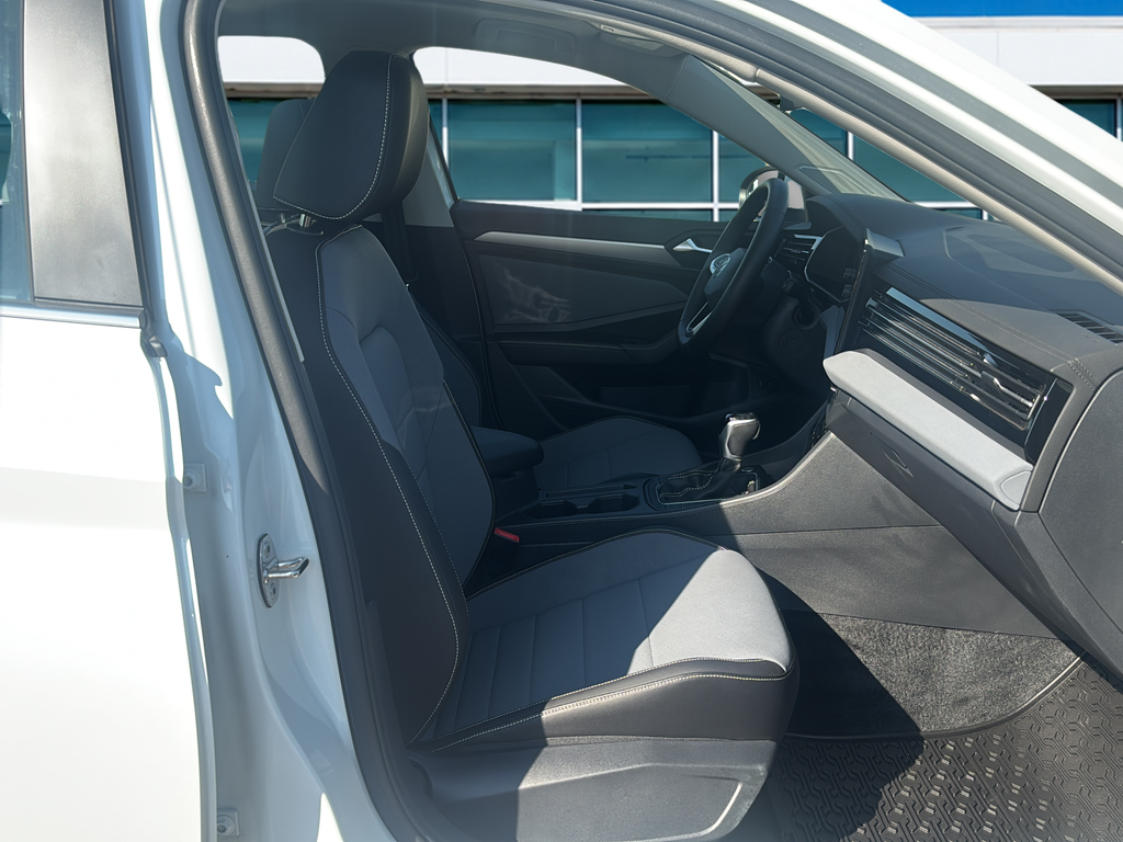 Certified Used 2025 White Volkswagen 1.5T SE image 9