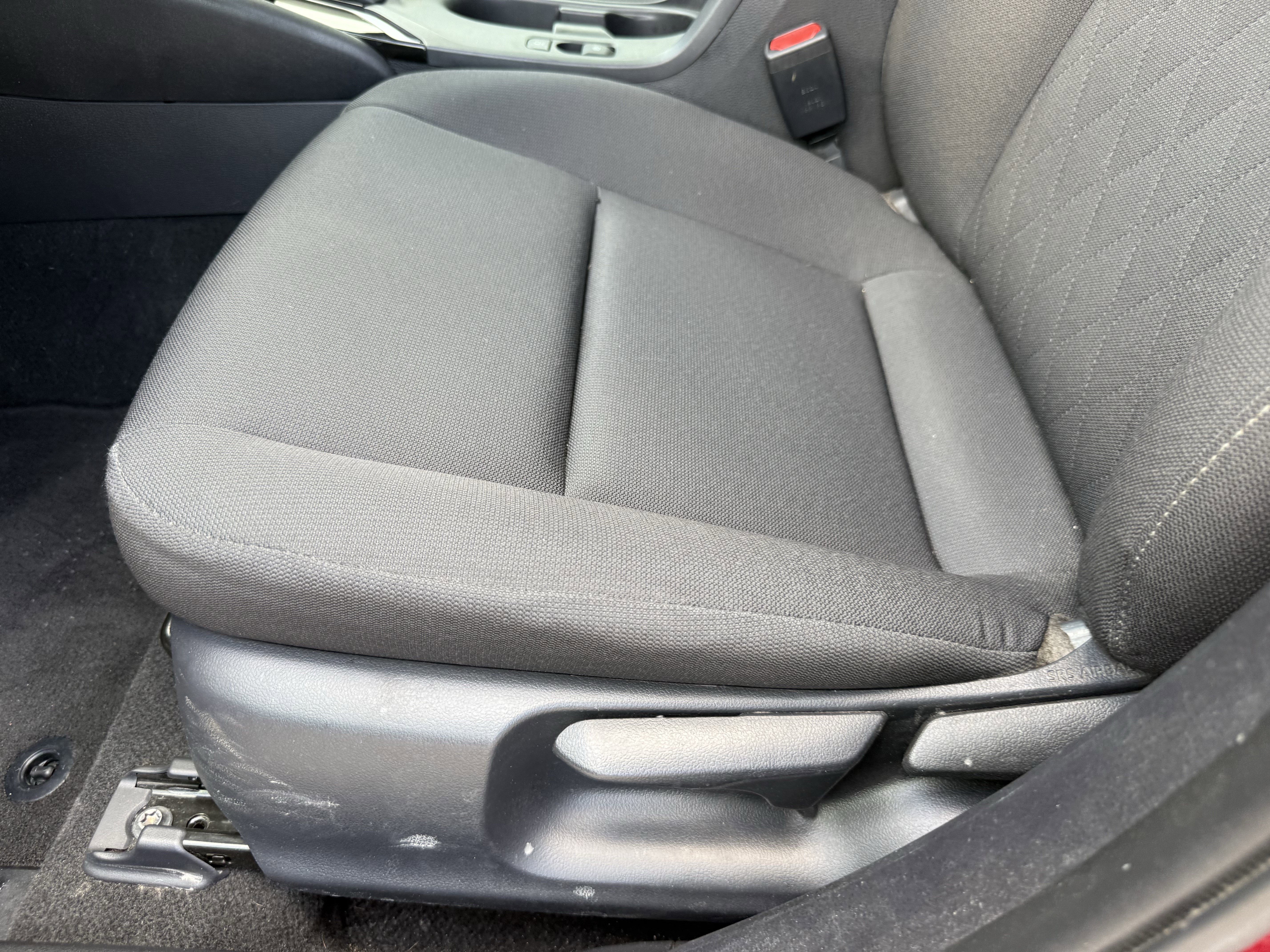 Used 2025 Pearl Toyota LE image 27