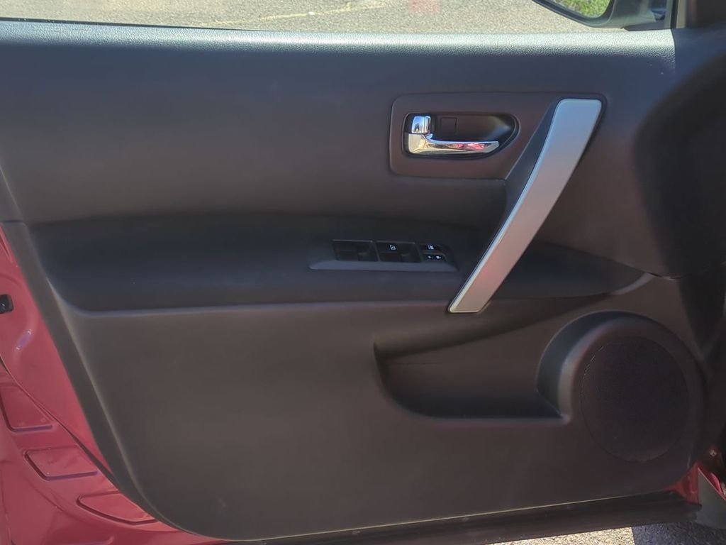 Used 2010 Red Nissan SL image 11