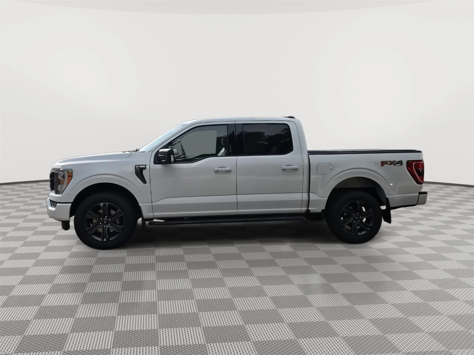 Used 2023 Oxford White Ford XLT image 4