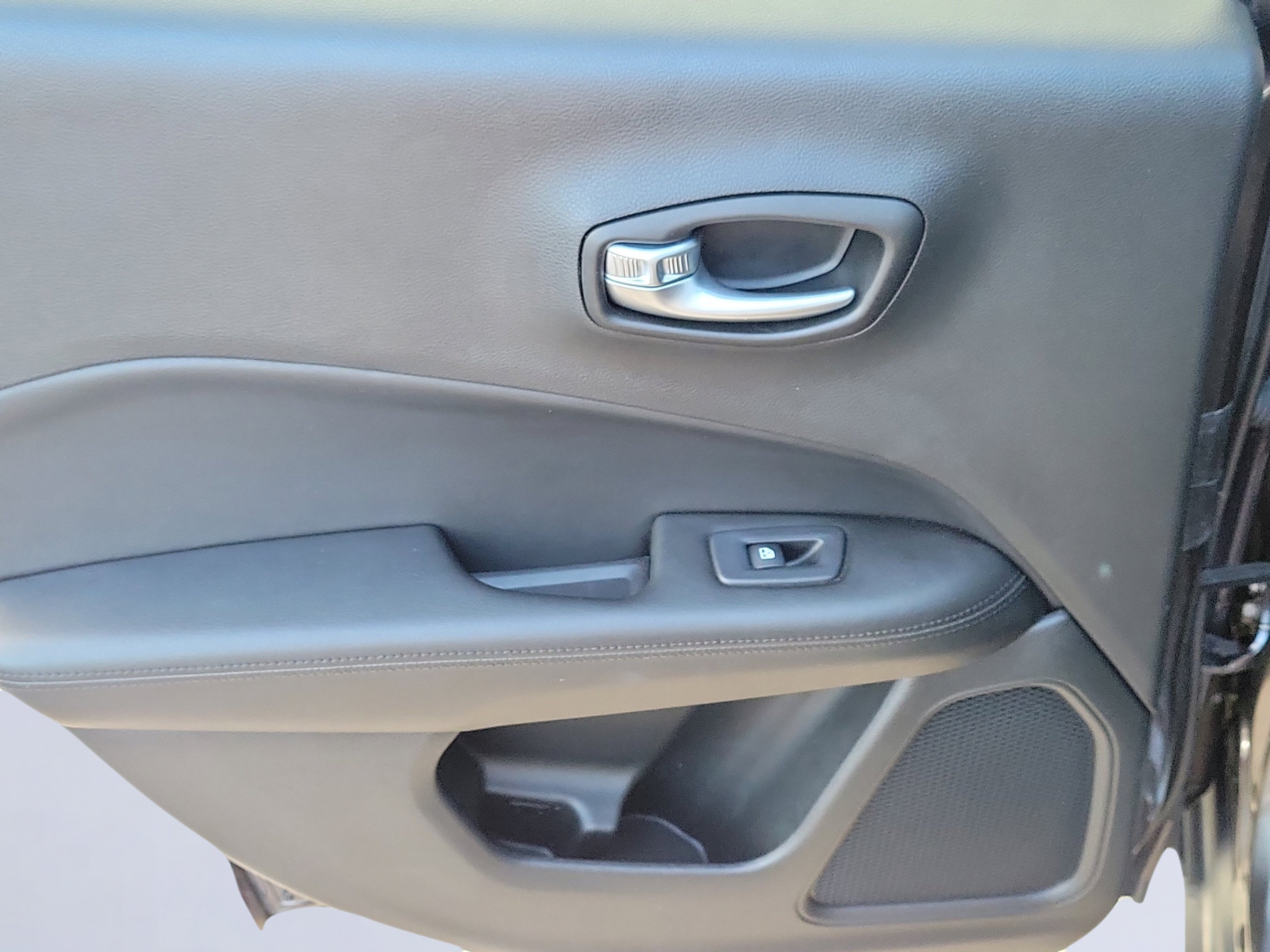 Used 2021 Granite Crystal Metallic Clearcoat Jeep Latitude image 8