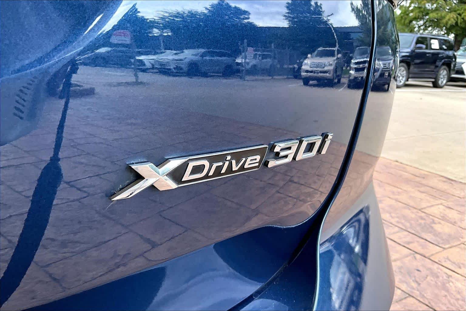 Used 2022 Phytonic Blue Metallic BMW xDrive30i image 9