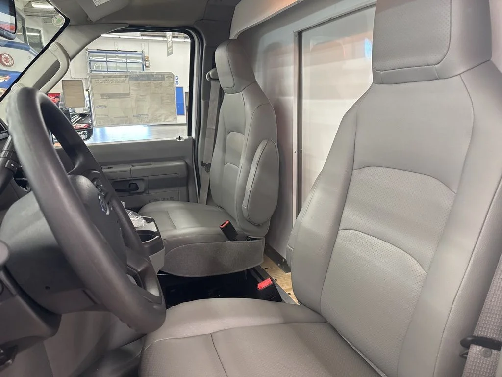 New 2025 Oxford White Ford E-350 SRW image 21