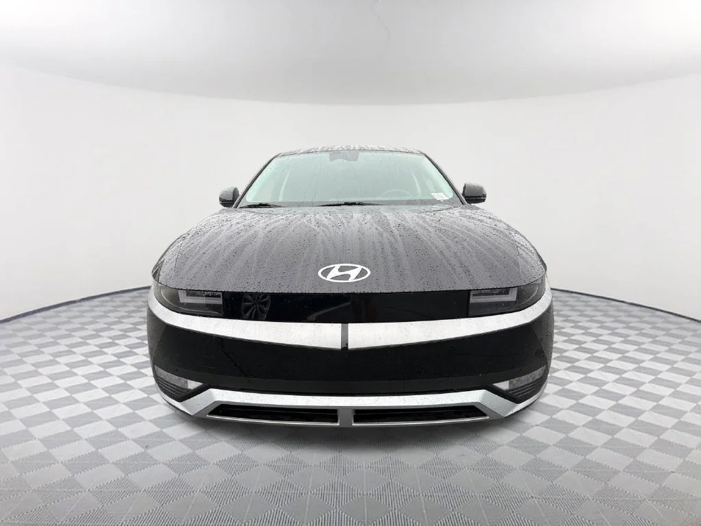 Used 2024 Black Hyundai SEL image 2