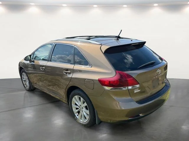 Used 2013 Gold Toyota LE image 18