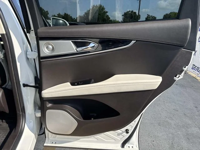 Used 2023 White Lincoln Black Label image 18