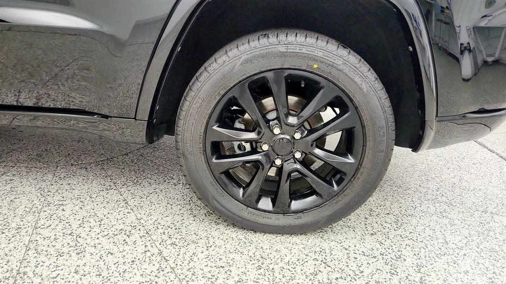 Used 2022 Diamond Black Crystal Pearlcoat Jeep Laredo X 4x2 image 9