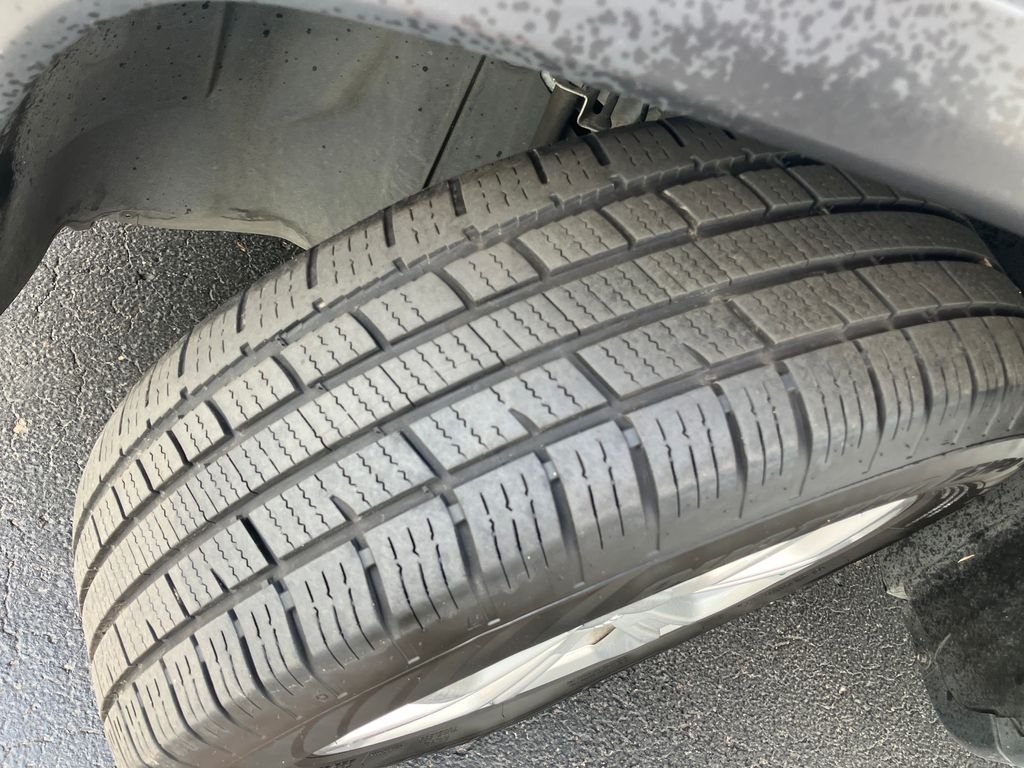 Used 2024 White/off-white Jeep Latitude image 31