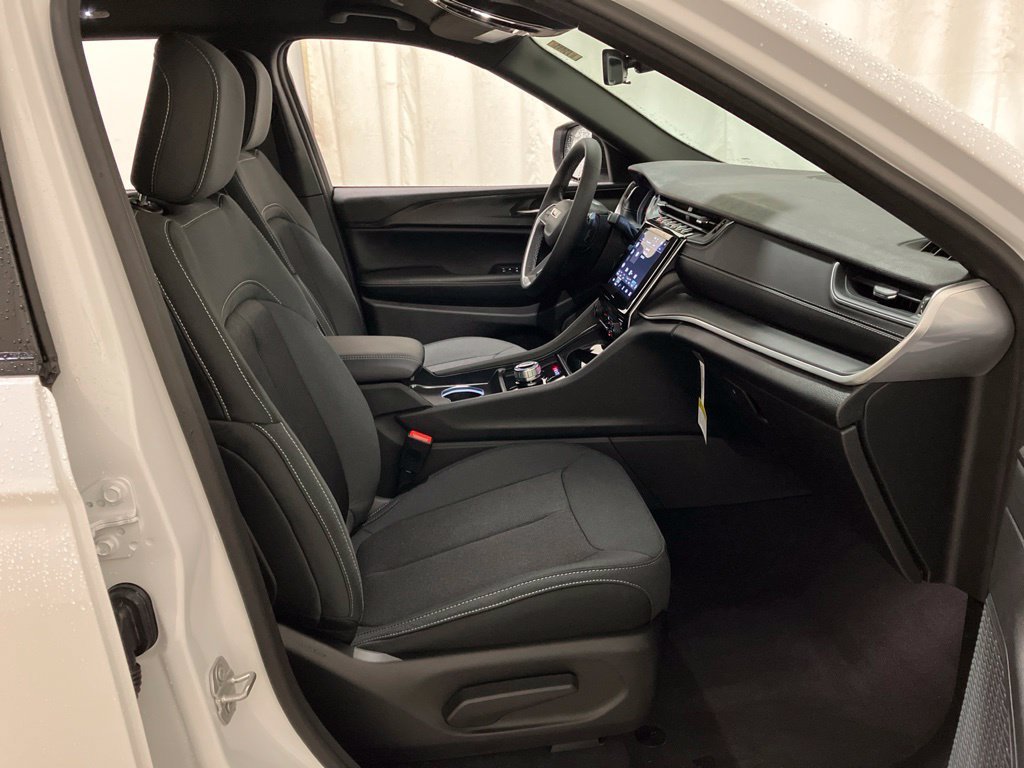 New 2026 Bright White Clear-Coat Exterior Paint Jeep Laredo image 18