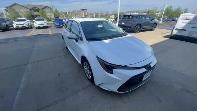2025 Toyota Corolla LE - Photo 4