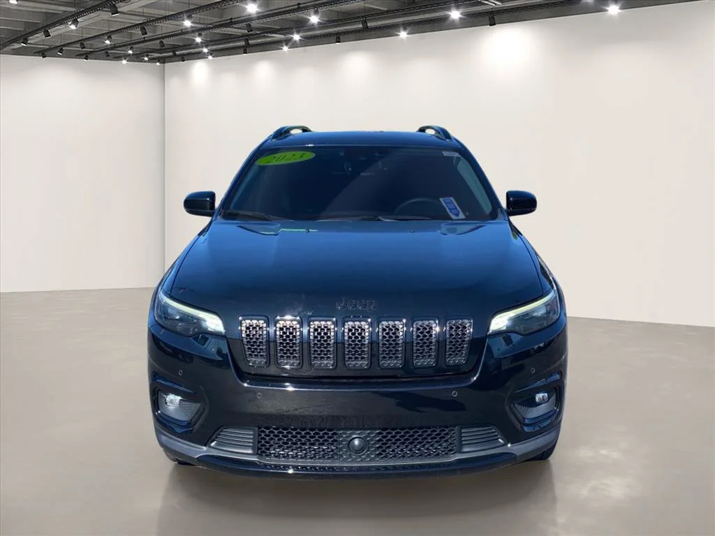Used 2023 Diamond Black Crystal Pearlcoat Jeep Altitude Lux image 2