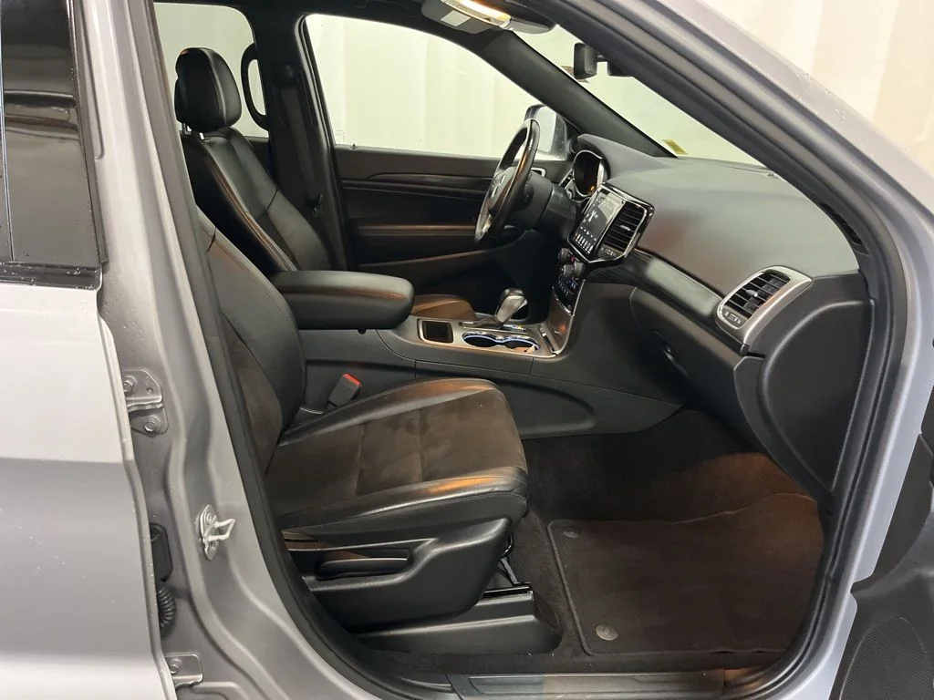 Used 2019 Billet Silver Metallic Clearcoat Jeep Altitude image 25