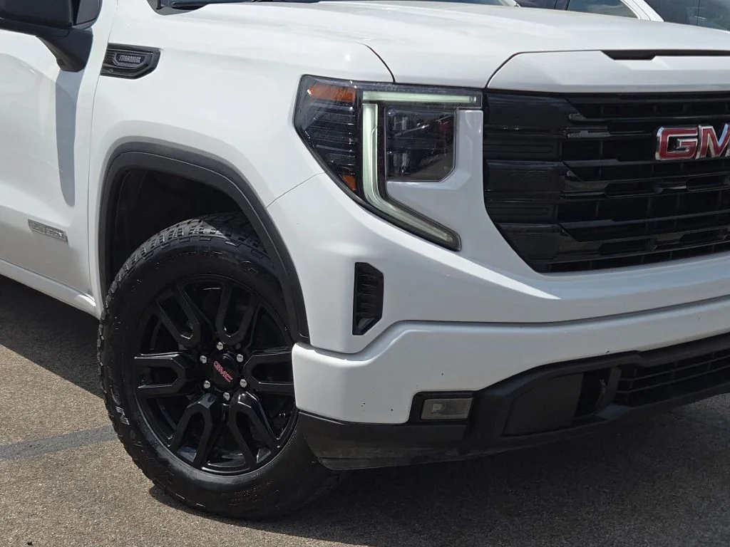 Used 2024 White GMC Elevation image 4