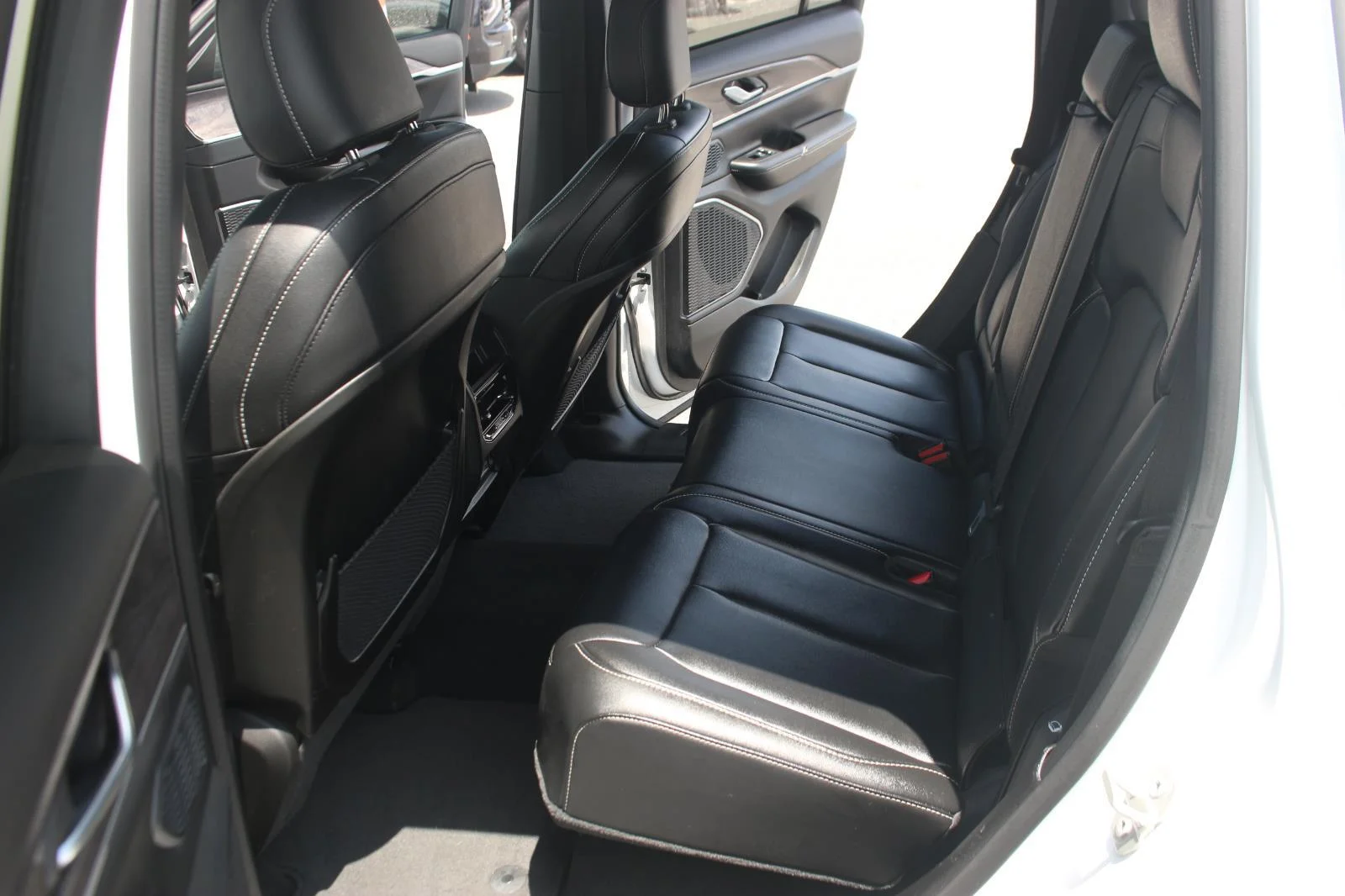 Used 2024 White Jeep 4x4 image 16